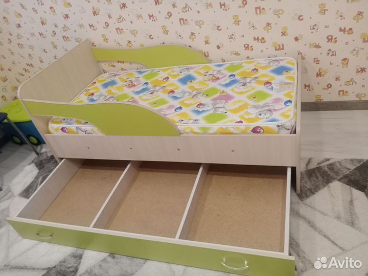 Детская кровать с бортиком и матрасом