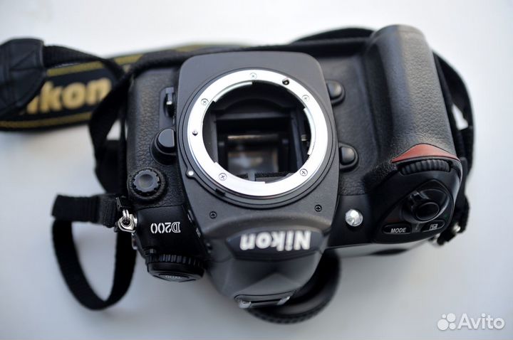 Nikon D200+батарейный блок оригинальный MB-D200