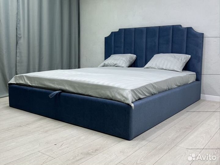 Новая прочная кровать с матрасом