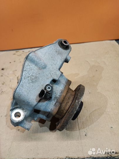 Кулак задний Volkswagen Tiguan 5N1