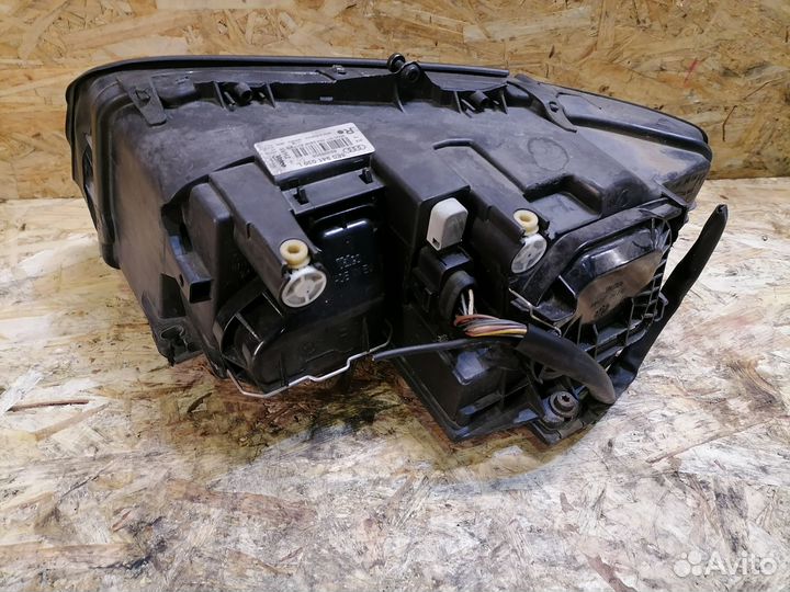 Фара правая ксенон Audi A4 B6 дефект