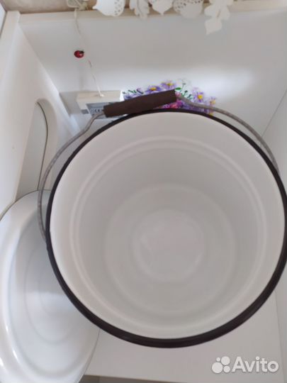 Эмалированное ведро с крышкой