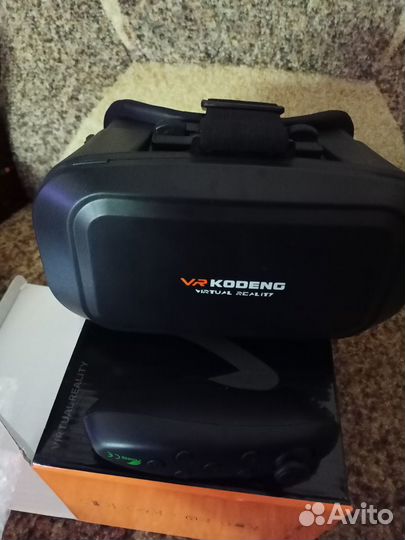 Очки виртуальной реальности с джойстиком