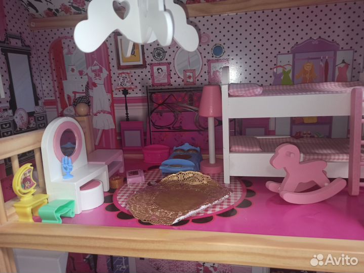 Большой кукольный домик с мебелью