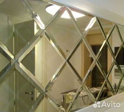 Зеркальное панно в коридоре