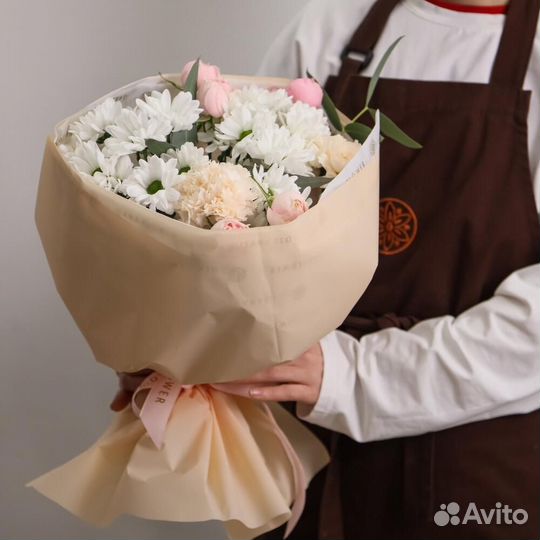 Нюдовый букет с диантусами, розой и хризантемой