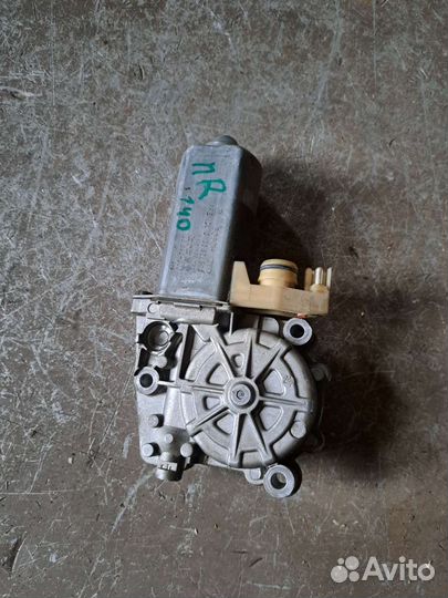 Моторчик стеклоподъёмника передний правый на Merce