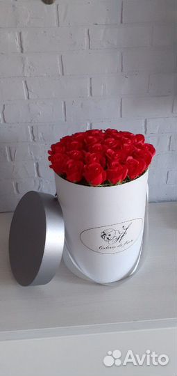 Мыльные розы в шляпой коробке