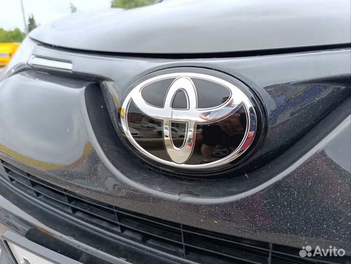 Передняя эмблема Toyota Rav 4 XA40 Рестайлинг