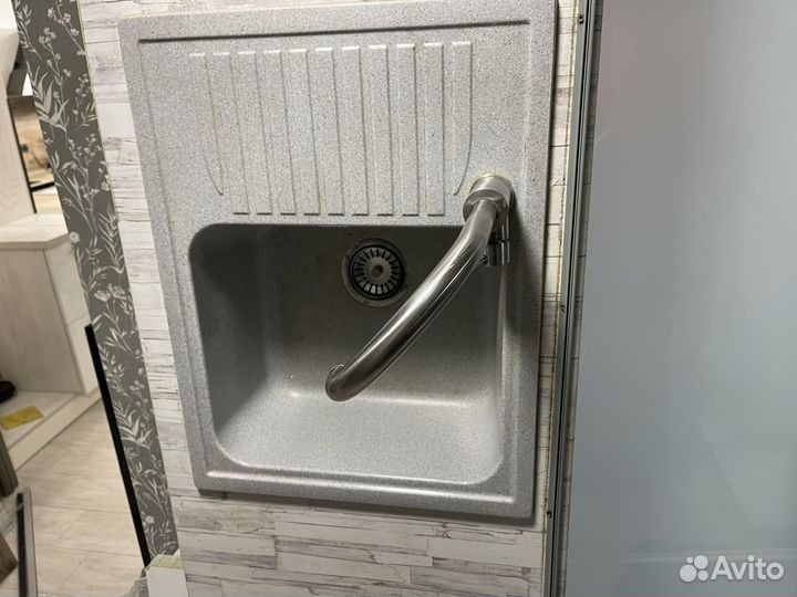 Столешница с краном и раковиной