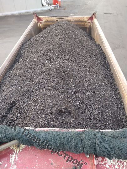 Доставка мелкозернистой крошки.Основание дороги