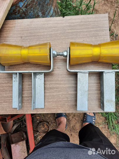 Килевой ролик для лодочного прицепа