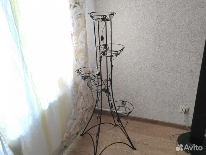 Подставка для цветов металлическая