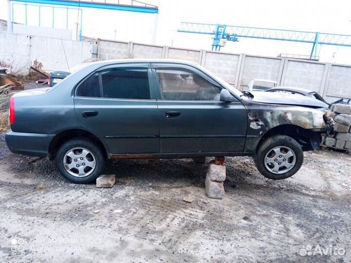 Hyundai Accent II (1999—2012) Стекло двери задней