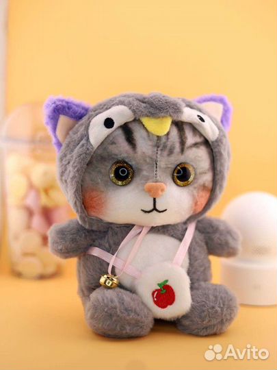 Милая кошка в капюшоне