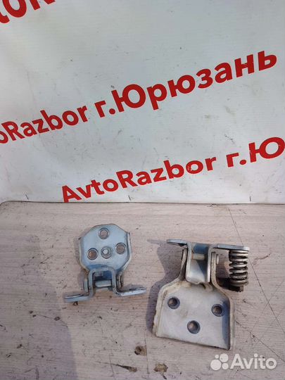 Петли передней двери Nissan Vanette SK82