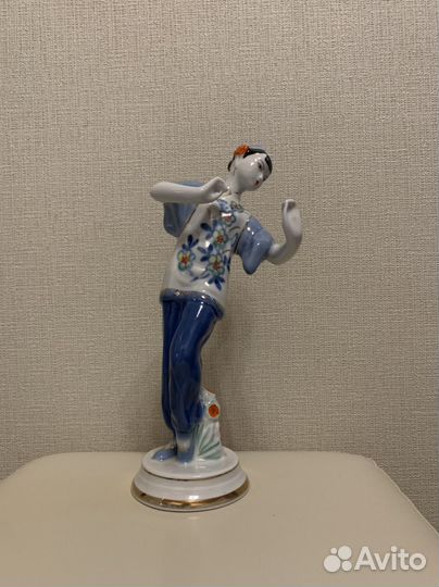 Фарфоровая статуэтка 