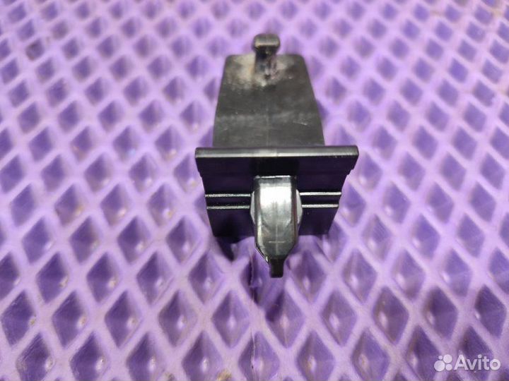 Крепление коврика Mitsubishi Outlander