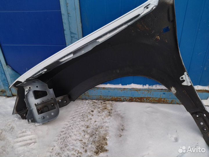 Продам переднее правое крыло duster