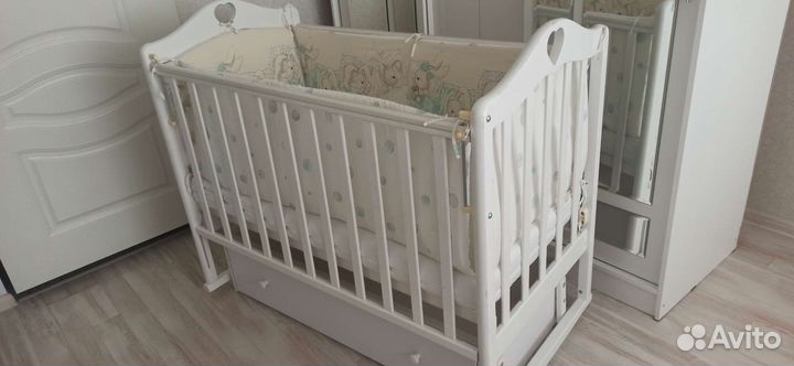 Детская кроватка с маятником и ящиком