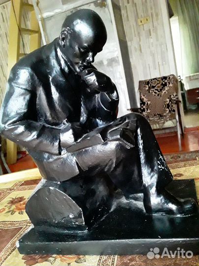 Статуэтка. Ленин за работой в Разливе