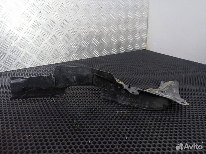 Пластик моторного отсека правый Mercedes-Benz