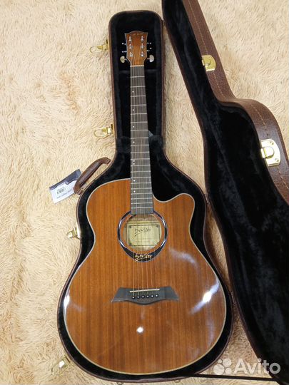 Акустическая гитара с кейсом