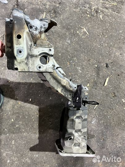 Лонжерон Volvo XC70 2007-2016