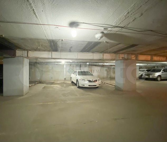 Машиноместо, > 30 м²