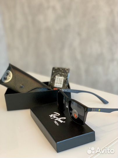 Солнцезащитные очки Ray Ban