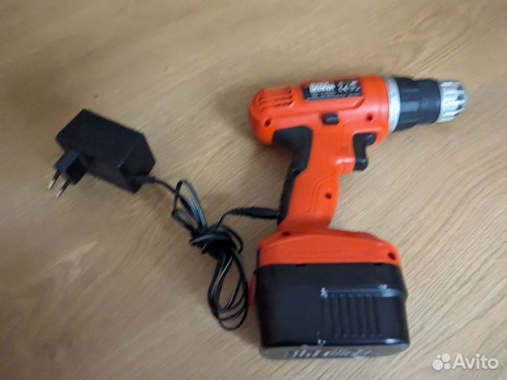 Шуруповерт Black decker 12v