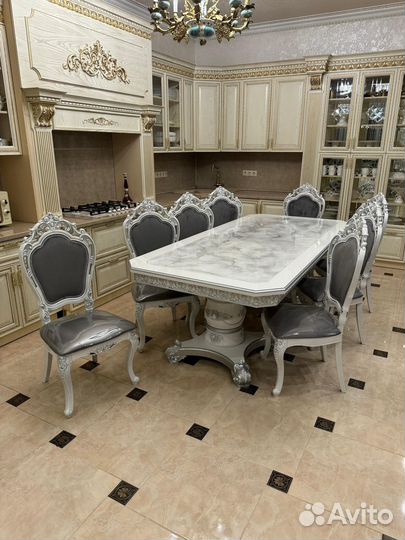 Стол и стулья 