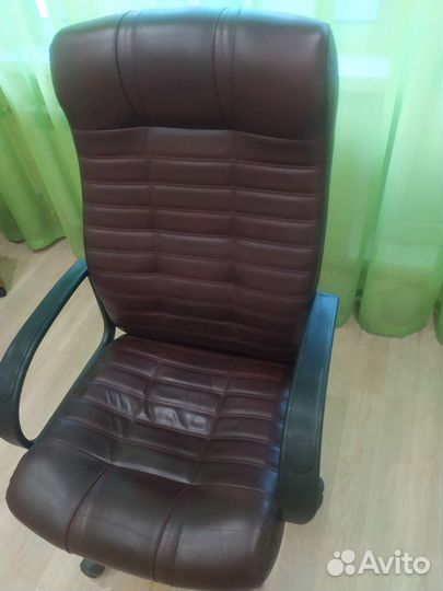 Офисное кресло руководителя