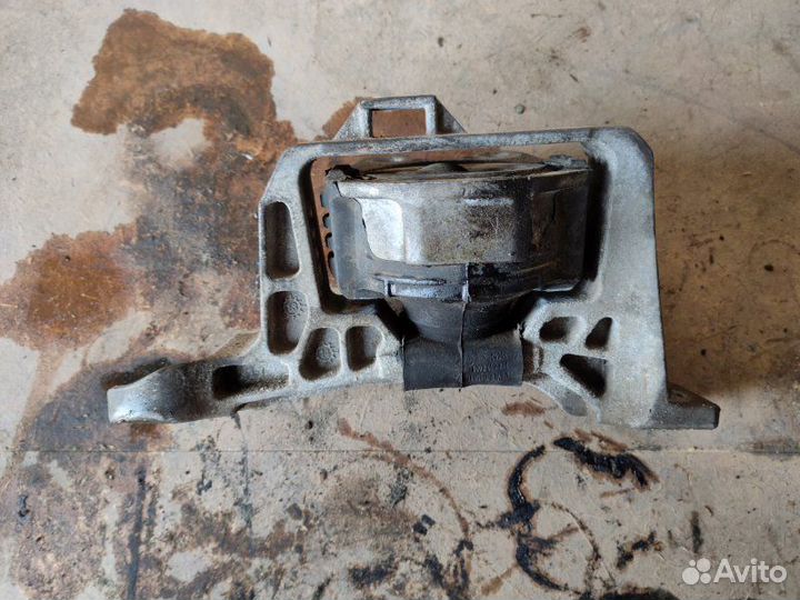 Опора двигателя правая Ford Focus 2 1.8 2005-2011