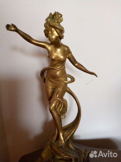 Бронзовая скульптура статуэтка