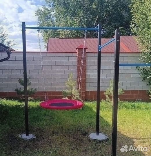 Уличный турник для всей семьи можно и качели