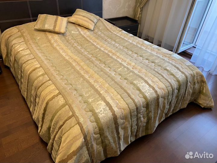 Покрывало с подушками