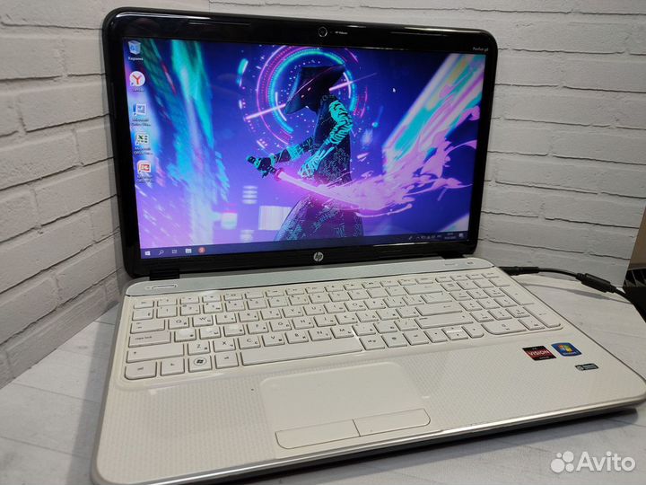 Отличный ноутбук HP в белом корпусе