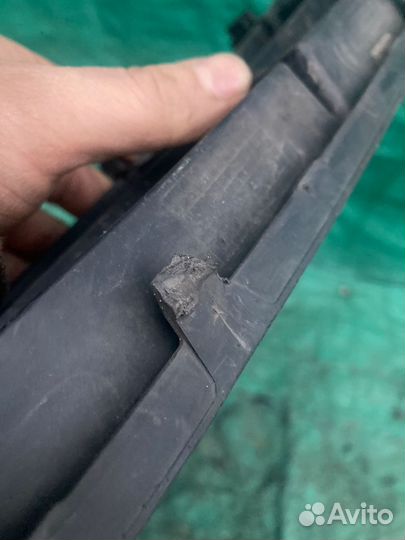 Решетка в бампер центральная Skoda Fabia 10-15г