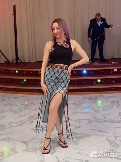 Трендовая джинсовая юбка с разрезом