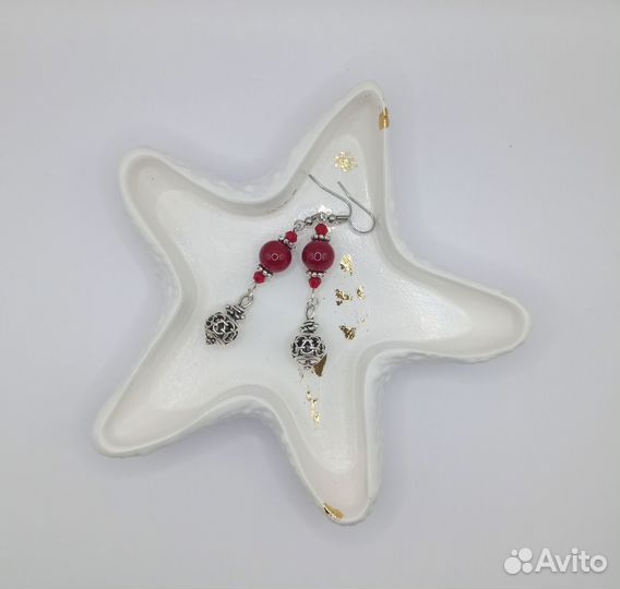 Серьги с бусинами коралла