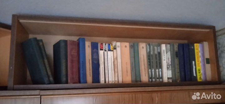 Полка книжная со стеклами