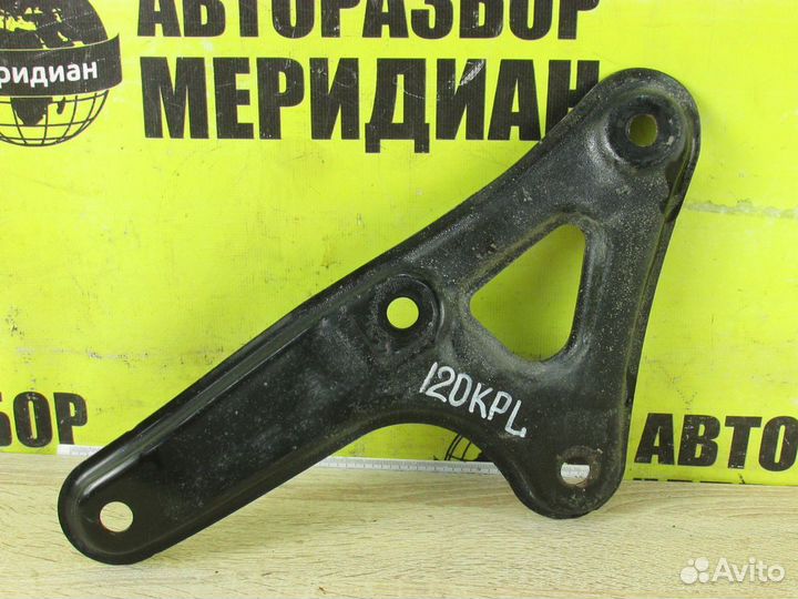 Кронштейн передней балки левый на Toyota Corolla