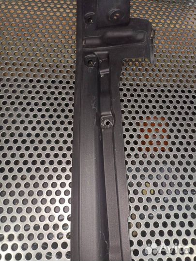 Пластик моторного отсека левый верхний BMW 5