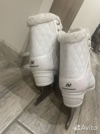 Коньки женские фигурные