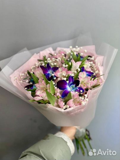 Нежный букет космических Орхидей с Альстромерией