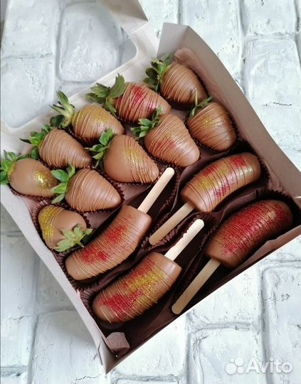 Съедобные букеты. Подарок из клубники, конфет