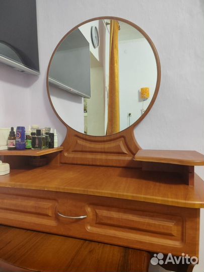 Туалетный столик с зеркалом