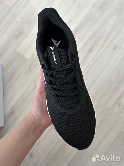 Кроссовки женские