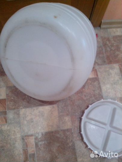 Бак пластиковый пищевой с крышкой